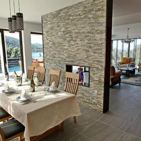 Beachfront Luxury With Private Pool & Stunning Sea Views * Babina