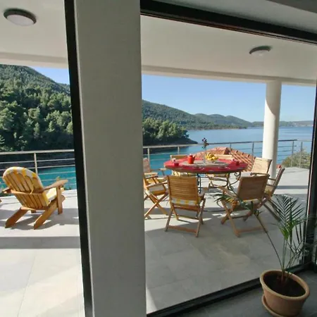 Beachfront Luxury With Private Pool & Stunning Sea Views Babina
