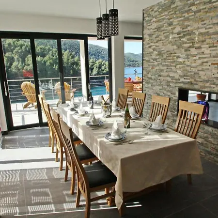 Beachfront Luxury With Private Pool & Stunning Sea Views Villa *