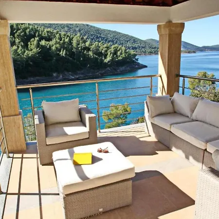 Beachfront Luxury With Private Pool & Stunning Sea Views Villa *