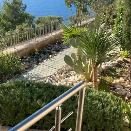 Beachfront Luxury With Private Pool And Stunning Sea Views *