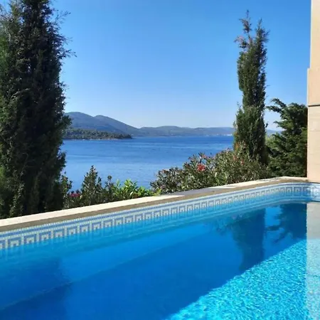 빌라 Beachfront Luxury With Private Pool & Stunning Sea Views Babina