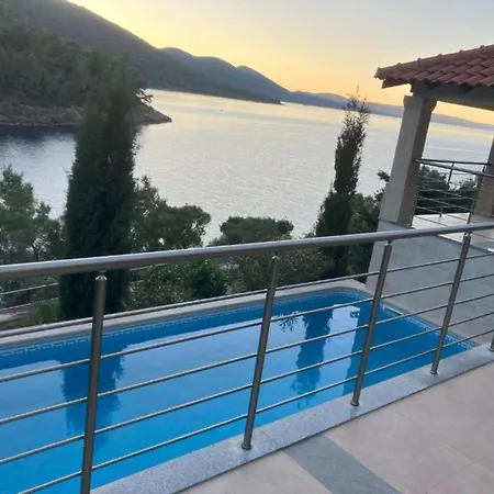 Beachfront Luxury With Private Pool & Stunning Sea Views 빌라 *