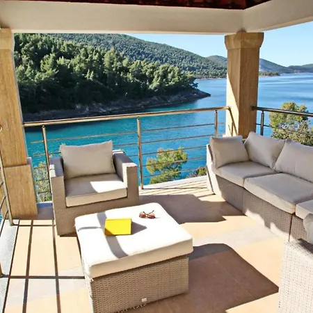 Beachfront Luxury With Private Pool And Stunning Sea Views Villa *