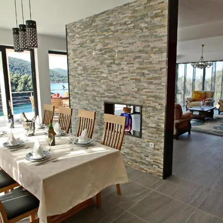 Villa Beachfront Luxury With Private Pool And Stunning Sea Views *