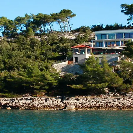Beachfront Luxury With Private Pool And Stunning Sea Views Babina