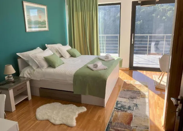 Beachfront Luxury With Private Pool & Stunning Sea Views 빌라 코츌라