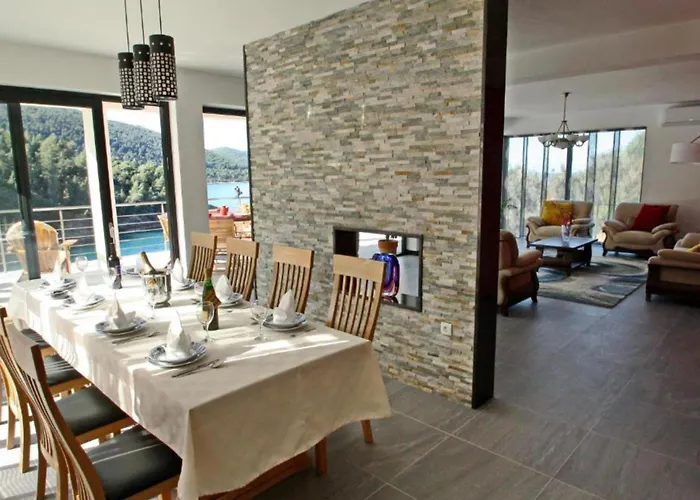 Beachfront Luxury With Private Pool & Stunning Sea Views * 코츌라