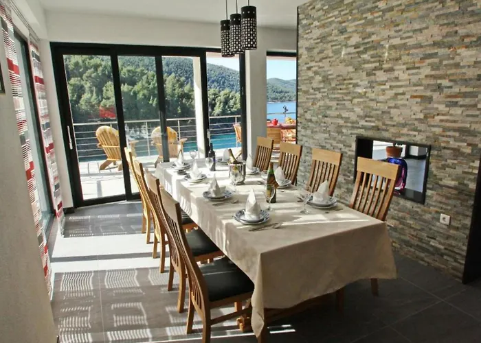 Beachfront Luxury With Private Pool & Stunning Sea Views Villa *