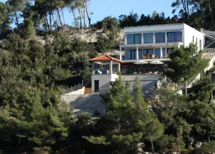 Beachfront Luxury With Private Pool & Stunning Sea Views *