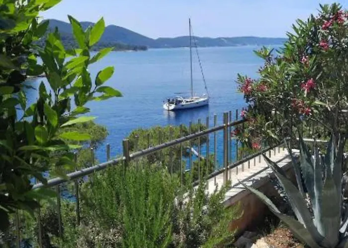Beachfront Luxury With Private Pool & Stunning Sea Views 코츌라