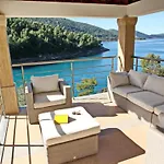 Beachfront Luxury With Private Pool & Stunning Sea Views Villa *