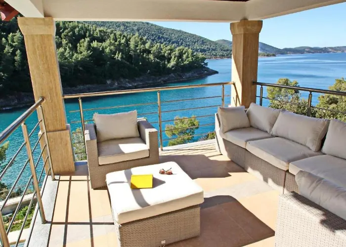 Beachfront Luxury With Private Pool & Stunning Sea Views Villa *
