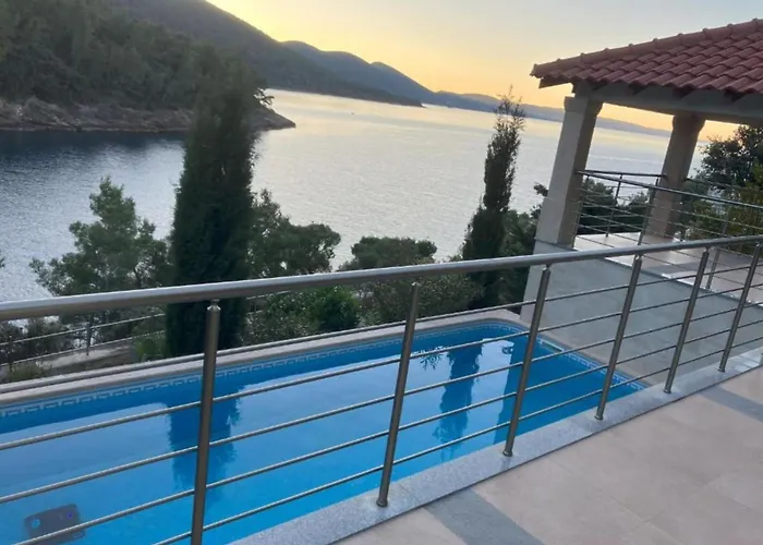 Beachfront Luxury With Private Pool & Stunning Sea Views Villa *